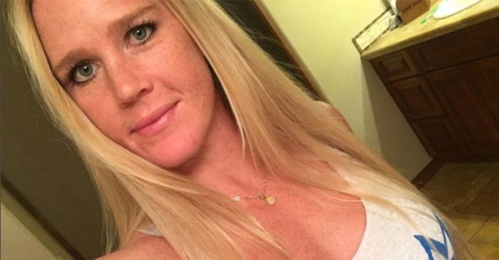 Former UFC champ Holly Holm with a mirror selfie for her fans.